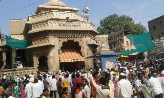 Mohini Ekadashi: Vitthal devotees filled with flowers and flowers for millions of devotees visiting Vitthal. | मोहिनी एकादशी: विठ्ठलाच्या दर्शनासाठी लाख भाविक पंढरीत फुलला विठ्ठल भक्तांचा मळा