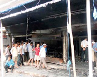 The incident occurred in two shops in the fire | आगीत दोन दुकाने खाक ंपहाटेची घटना