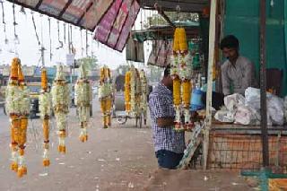 The flowering market continued to recession | फुलांच्या बाजारात मंदी कायम The flowering market continued to recession | फुलांच्या बाजारात मंदी कायम