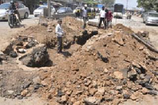 Road repair works through traffic | रस्ता दुरूस्तीची कामे वाहतुकीच्या मुळावर Road repair works through traffic | रस्ता दुरूस्तीची कामे वाहतुकीच्या मुळावर