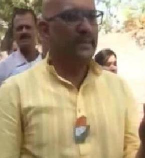 Ajay Rai's turnout in favor of using party icons during voting | मतदानावेळी पक्षचिन्ह वापरल्याने अजय राय अडचणीत Ajay Rai's turnout in favor of using party icons during voting | मतदानावेळी पक्षचिन्ह वापरल्याने अजय राय अडचणीत