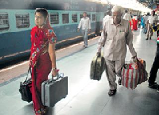 Train, HouseFull, 'Waiting' ticket | रेल्वेगाड्या हाऊसफुल्ल, हाती ‘वेटिंग’चे तिकीट