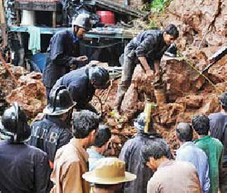 Hail slope under the shadow of death! | दरडीवरील झोपड्या मृत्यूच्या छायाखाली!