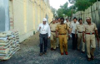 Police raid settlement at Nemani Goda | नेमाणी गोडाऊनमध्ये पोलिसांचा कडेकोट बंदोबस्त