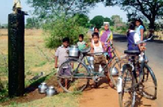 Thrips is divided over water thirst: | गळतीच्या पाण्यावर भागविली जाते तहान : Thrips is divided over water thirst: | गळतीच्या पाण्यावर भागविली जाते तहान :