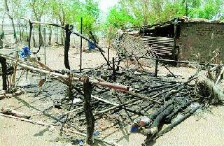 मच्छीमारांच्या झोपड्या जाळल्या
