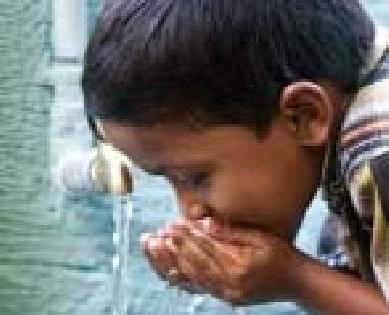 Ashramshal thirsty after spending 10 lakhs | १० लाख खर्चानंतरही आश्रमशाळा तहानलेली Ashramshal thirsty after spending 10 lakhs | १० लाख खर्चानंतरही आश्रमशाळा तहानलेली