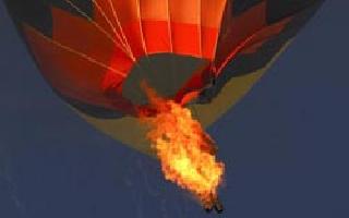 Hot air balloon hit two passengers, two missing and one missing | हॉट एअर बलून वीजतारांना धडकून दोन ठार, एक बेपत्ता