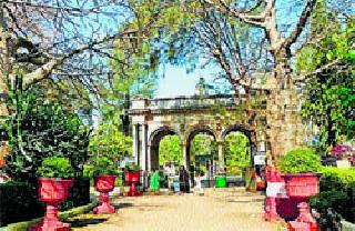 The queen's garden curtains are still standing | राणीच्या बागेची ओढ कायम The queen's garden curtains are still standing | राणीच्या बागेची ओढ कायम