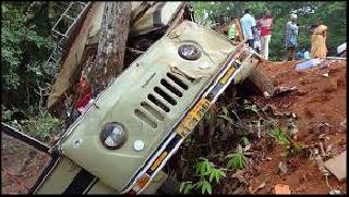 14 injured in a tempo accident | टेम्पो अपघातात १४ जण जखमी 14 injured in a tempo accident | टेम्पो अपघातात १४ जण जखमी