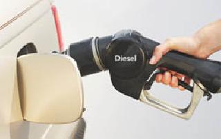 Diesel prices rise by 1 rupee by 9 paise midnight | मध्यरात्रीपासून डिझेलच्या किमतीत १ रुपया ९ पैशांची वाढ