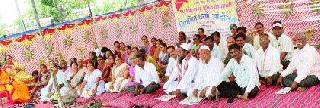 Lead the municipal teachers in front of the District Council | पालिका शिक्षकांची जिल्हा कचेरीसमोर धरणे