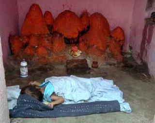 Maternity leave by putting stomach pills in the temple | पोटच्या गोळ्याला मंदिरात ठेवून मातेचे पलायन