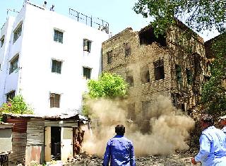 A wall collapsed in the wall of the dangerous building collapsed | धोकादायक इमारतीची भिंत कोसळून एक ठार A wall collapsed in the wall of the dangerous building collapsed | धोकादायक इमारतीची भिंत कोसळून एक ठार