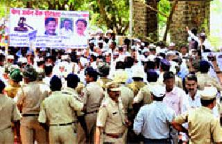 Depositors' horde saw the Hathleela administration | ठेवीदारांच्या मोर्चाने हादरले प्रशासन Depositors' horde saw the Hathleela administration | ठेवीदारांच्या मोर्चाने हादरले प्रशासन