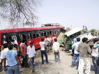 Fierce accidents on Jadegaon Chowpule | झाडेगाव चौफुलीवर भीषण अपघात Fierce accidents on Jadegaon Chowpule | झाडेगाव चौफुलीवर भीषण अपघात