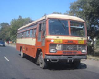 Strike the bus in the crowded season | गर्दीच्या हंगामात एसटी ढेपाळली