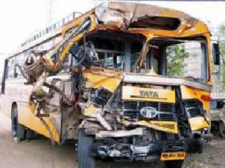 Borivali - Chiplun bus accident, 10 passengers injured | बोरीवली - चिपळूण बसला अपघात, १० प्रवासी जखमी