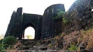 ... otherwise the Purandhar fort is under the control of the state government | ...अन्यथा पुरंदर किल्ला राज्य सरकारच्या ताब्यात