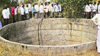 Junkies in my mother's well with two girls | दोन मुलींसह आईची विहिरीत उडी