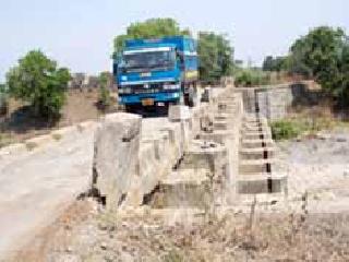 Pigger river bridge becomes dangerous | पिंजर्डा नदीवरील पूल बनला धोकादायक Pigger river bridge becomes dangerous | पिंजर्डा नदीवरील पूल बनला धोकादायक