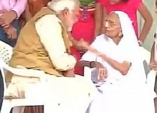 Modi took mother's visit | मोदींनी घेतली आईची भेट Modi took mother's visit | मोदींनी घेतली आईची भेट