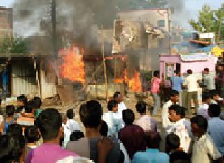 Fireworks shop fire at Arni | आर्णी येथे फुटवेअर दुकानाला आग Fireworks shop fire at Arni | आर्णी येथे फुटवेअर दुकानाला आग