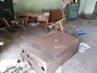 Disruption in the office of MSEDCL | महावितरणच्या कार्यालयात तोडफोड Disruption in the office of MSEDCL | महावितरणच्या कार्यालयात तोडफोड