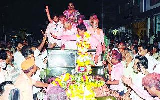 Polling broke out in leaders' village! | नेत्यांच्या गावांतील मतदान फुटले!