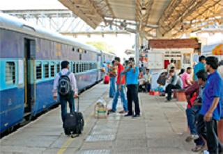 Railway passengers will be affected by hike in fares | भाडेवाढीने मोडणार रेल्वे प्रवाशांचे कंबरडे Railway passengers will be affected by hike in fares | भाडेवाढीने मोडणार रेल्वे प्रवाशांचे कंबरडे