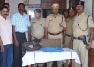 Akkola railway station seized 1 kg kg of ganja | अकोला रेल्वेस्थानकावर साडेबारा किलो गांजा जप्त