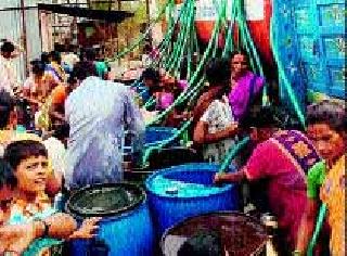 Water from private tanker in Dharur city | धारूर शहरामध्ये खाजगी टँकरने पाणी