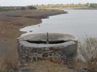 Thousands of liters of water waste from the percolation tank | पाझर तलावातून हजारो लीटर पाण्याची नासाडी Thousands of liters of water waste from the percolation tank | पाझर तलावातून हजारो लीटर पाण्याची नासाडी