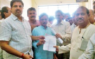 The arrest of the BJP District Collector for the purchase of rice | धान खरेदीसाठी भाजपचा जिल्हाधिकार्यांना घेराव The arrest of the BJP District Collector for the purchase of rice | धान खरेदीसाठी भाजपचा जिल्हाधिकार्यांना घेराव