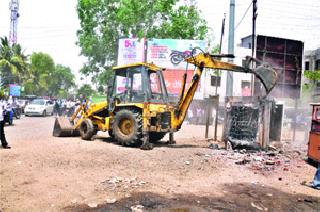 Malegavi encroach was deleted | मालेगावी अतिक्रमणे हटविली Malegavi encroach was deleted | मालेगावी अतिक्रमणे हटविली