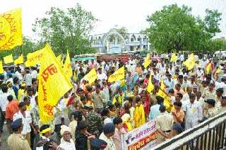 District Caucheryar Morcha in Nenangaon case | नानेगाव प्रकरणी जिल्हा कचेरीवर मोर्चा