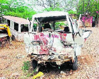 Killed, seven injured in accident; | अपघातात तीन ठार सात जखमी;