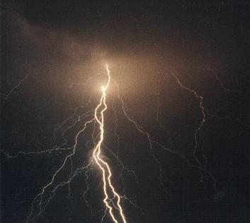 One dies of lightning; Two injured | वीज पडून एकाचा मृत्यू; दोन जखमी One dies of lightning; Two injured | वीज पडून एकाचा मृत्यू; दोन जखमी