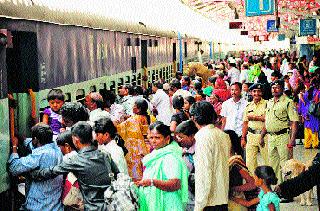 If you can prevent the stampede in the train! | तर रेल्वेतील चेंगराचेंगरी रोखू शकेल !