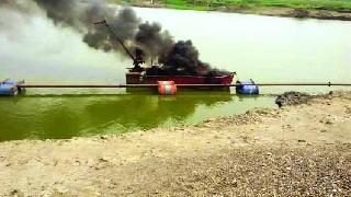 The four bowl sand sandstorms are lit | वाळू उपसा करणार्‍या चार बोटी पेटविल्या