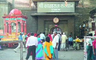 Increased crowd of devotees to show progress | देवदर्शनासाठी भाविकांची वाढली गर्दी Increased crowd of devotees to show progress | देवदर्शनासाठी भाविकांची वाढली गर्दी