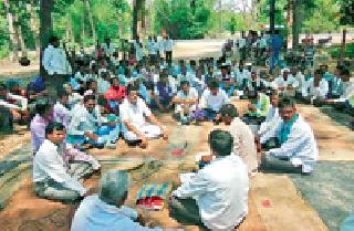 Fishermen's movement against the gate of the sanctuary | अभयारण्याच्या गेटसमोर मच्छिमारांचे आंदोलन Fishermen's movement against the gate of the sanctuary | अभयारण्याच्या गेटसमोर मच्छिमारांचे आंदोलन