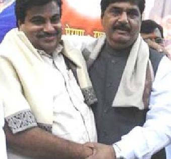Munde-Gadkari march begins! | मुंडे-गडकरी मनोमिलन सुरू! Munde-Gadkari march begins! | मुंडे-गडकरी मनोमिलन सुरू!