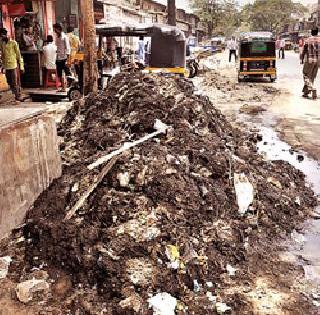 Nalasefai briefly in Ulhasnagar | उल्हासनगरात नालेसफाई संथगतीने Nalasefai briefly in Ulhasnagar | उल्हासनगरात नालेसफाई संथगतीने
