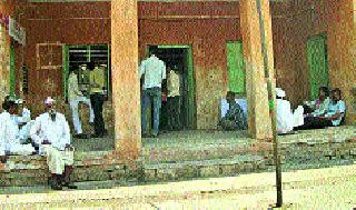 Waiting for twenty four hours for the amount of subsidy | अनुदानाच्या रकमेसाठी चोवीस तास प्रतीक्षा Waiting for twenty four hours for the amount of subsidy | अनुदानाच्या रकमेसाठी चोवीस तास प्रतीक्षा