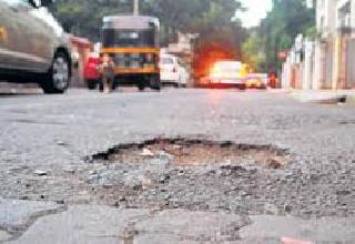Correct the roads in 10 days | १० दिवसांत रस्ते सुधारा Correct the roads in 10 days | १० दिवसांत रस्ते सुधारा