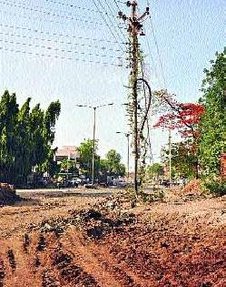 Still standing in the middle of the road of 500 electric pole | अजूनही ५०0 विद्युत खांब रस्त्याच्या मधोमध उभेच Still standing in the middle of the road of 500 electric pole | अजूनही ५०0 विद्युत खांब रस्त्याच्या मधोमध उभेच