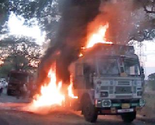 Truck blazed: | ट्रक पेटला : Truck blazed: | ट्रक पेटला :