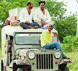 And illegal transportation in the name of the bone | वºहाडीच्या नावाखाली अवैध वाहतूक And illegal transportation in the name of the bone | वºहाडीच्या नावाखाली अवैध वाहतूक