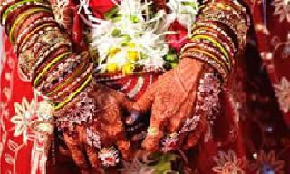 Bride's fasting against the demanding car | गाडी मागणार्या वराविरुद्ध वधूचे उपोषण Bride's fasting against the demanding car | गाडी मागणार्या वराविरुद्ध वधूचे उपोषण